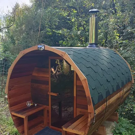 Stream-side With Private Sauna Option בקתה