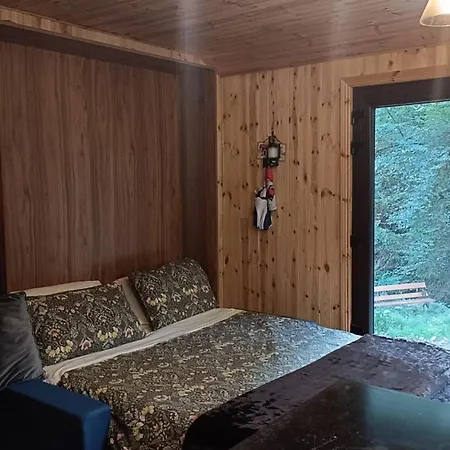Stream-side With Private Sauna Option בקתה