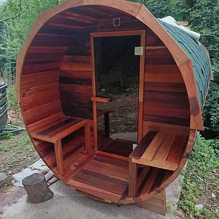 Stream-side With Private Sauna Option בקתה