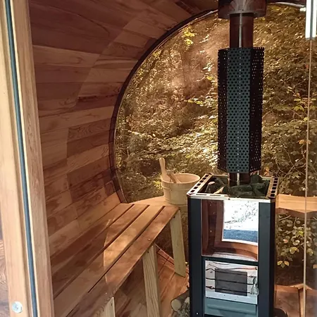 Stream-side With Private Sauna Option בקתה